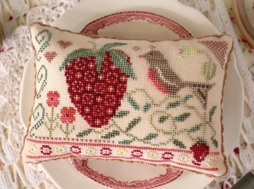 Strawberry bird cushion cross - strawberry,